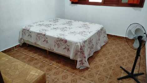 Quarto com cama de casal