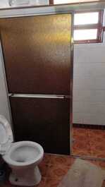 Banheiro próximo ao quarto 