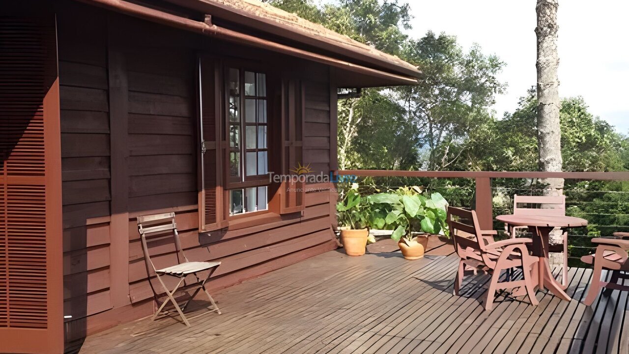 Casa para aluguel de temporada em Campos do Jordão (Alto dos Mellos)