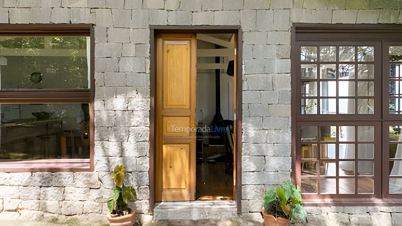 Casa para aluguel de temporada em Campos do Jordão (Alto dos Mellos)