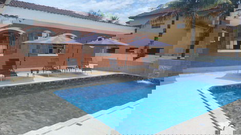 Linda Casa Térrea Localizada no Condomínio Morada da Praia