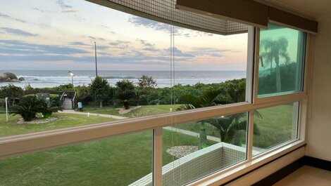 APARTAMENTO ALTO STANDARD, JUNTO AL MAR, 03 SUITES + 01 DEPENDENCIA