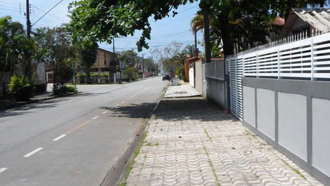 Vista da rua com acesso a praia