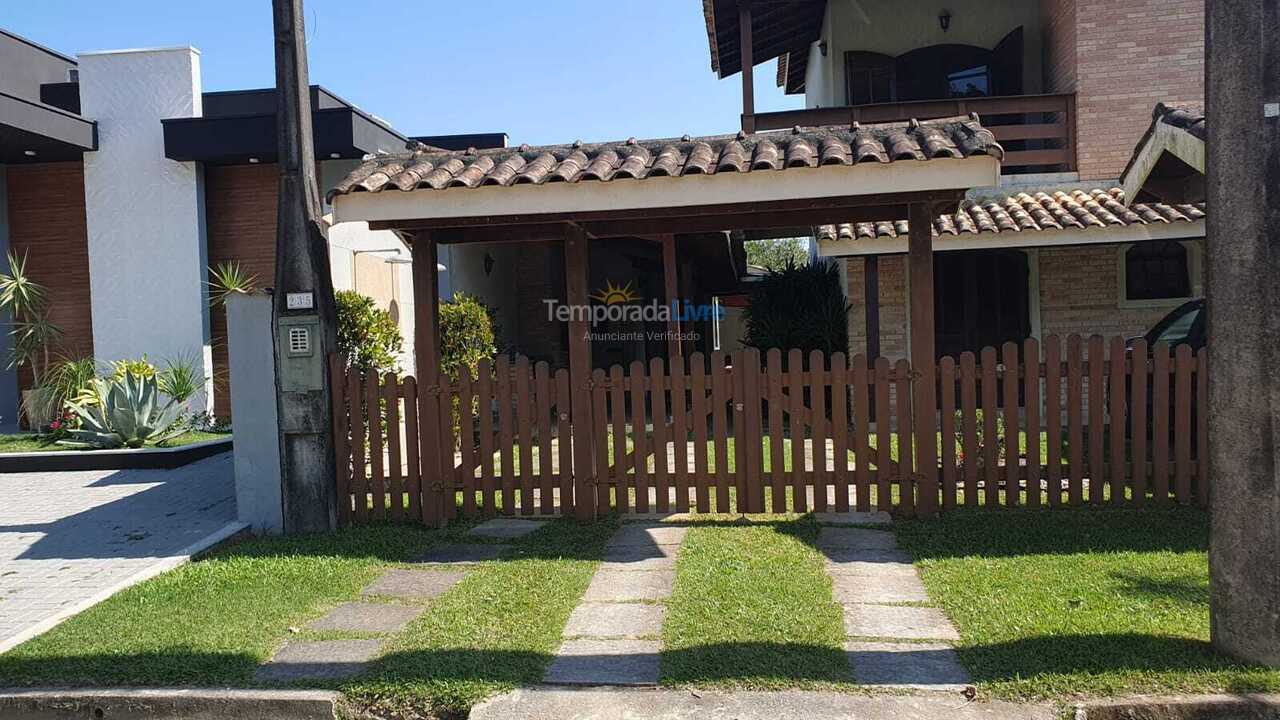 Casa para aluguel de temporada em Caraguatatuba (Praia da Mococa)