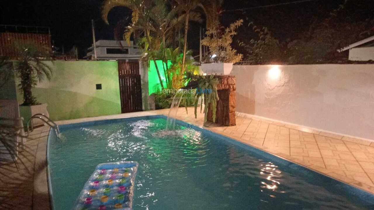 Casa para aluguel de temporada em Caraguatatuba (Massaguaçu)