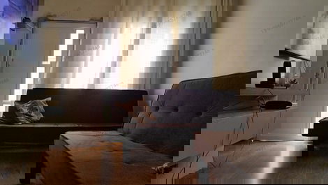 Sala de estar com dois sofás cama totalmente novos lugar com ventilador janela arejado boa iluminaçã