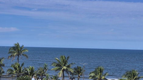 Apartment with wide sea view close to the sand with Wi-Fi and cable TV.