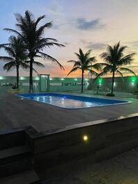 Piscina noite quintal praia