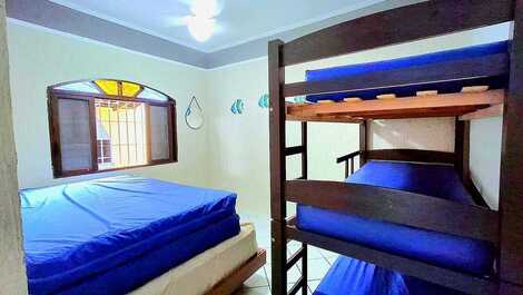 Quarto amplo com cama de casal