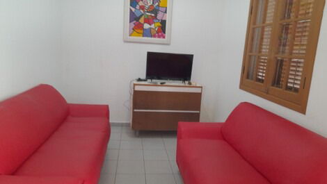 Sala com tv e sofás 