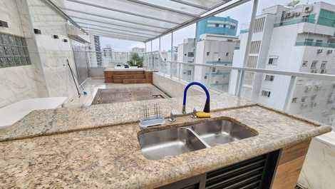 Pitangueiras penthouse on the corner of the beach, 3 bedrooms, barbecue, 1 parking space