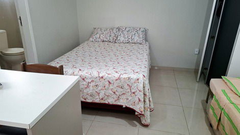 Cama de casal, mais possibilidade colchão extra para o chão. ambiente climatizado!