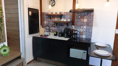 Quarto de casal com suite e cozinha