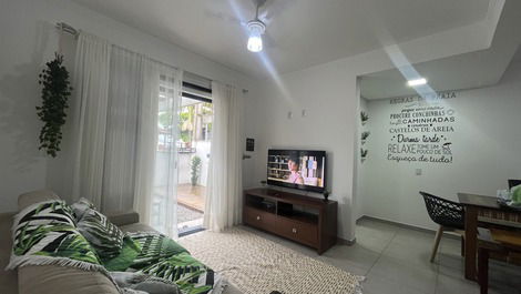 Sala de tv com poltronas confortáveis e ventilador de teto.