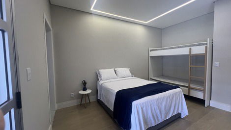 Suite azul, cama casal e beliche