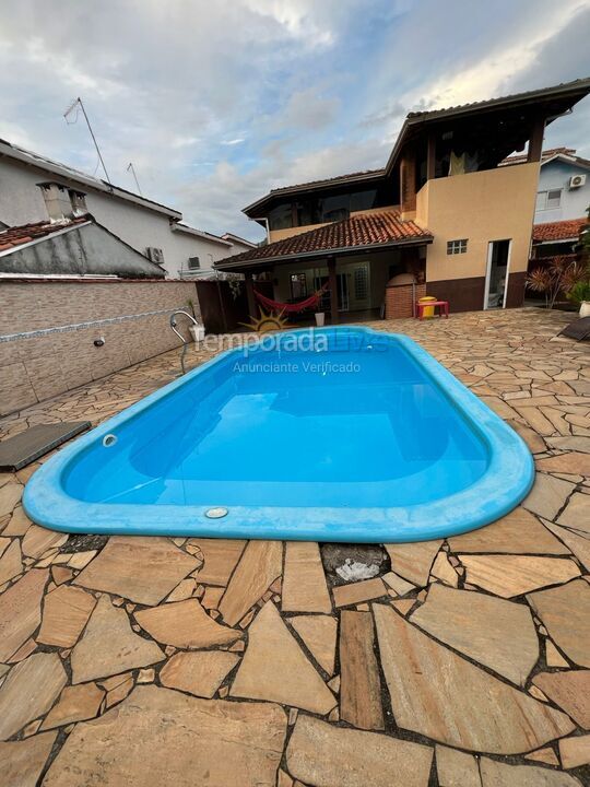 Casa para aluguel de temporada em Caraguatatuba (Praia de Massaguaçu)