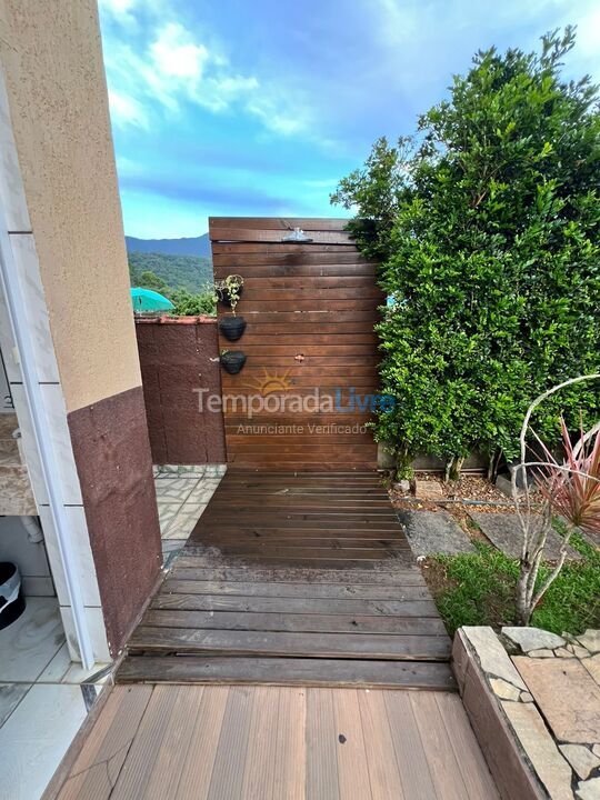 Casa para aluguel de temporada em Caraguatatuba (Praia de Massaguaçu)