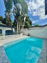 House outside a condominium on Juquehy beach