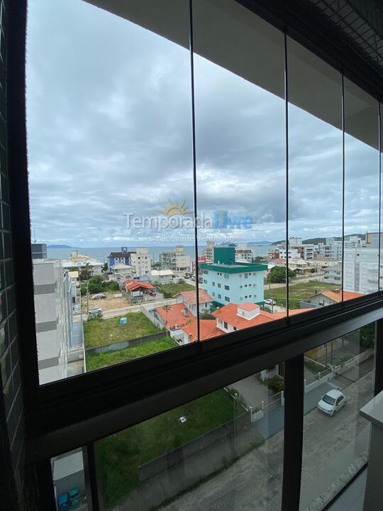 Apartamento para aluguel de temporada em Governador Celso Ramos (Praia de Palmas)