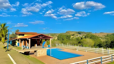 Finca con 4 chalets, gran piscina y mucha vegetación.