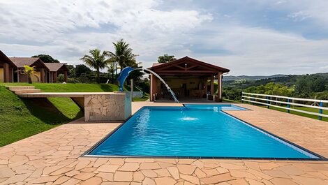 Finca con 4 chalets, gran piscina y mucha vegetación.