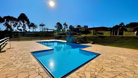 Finca con 4 chalets, gran piscina y mucha vegetación.