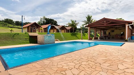 Finca con 4 chalets, gran piscina y mucha vegetación.