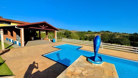 Finca con 4 chalets, gran piscina y mucha vegetación.