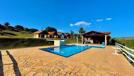 Finca con 4 chalets, gran piscina y mucha vegetación.