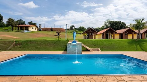 Finca con 4 chalets, gran piscina y mucha vegetación.