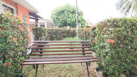 Jardim com bancos