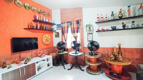 Sala com tv e sofá 
