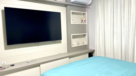 Quarto casal com cama queem, ar condicionado e tv smart 58’