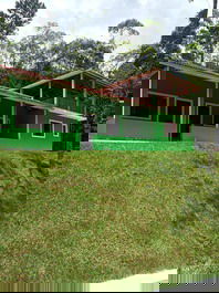 Casa chalé cercada por mata natural, com uma vista linda!