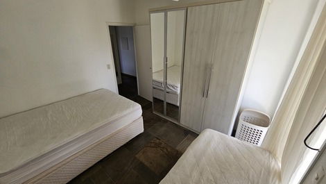 Segundo quarto, com varanda integrada que passa na suíte e vai até a sala