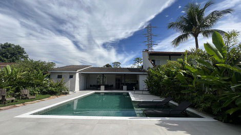 Visão da piscina saindo dos quartos