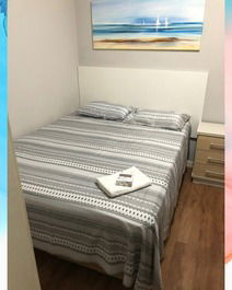 Quarto 02. cama de casal com cômoda e armário