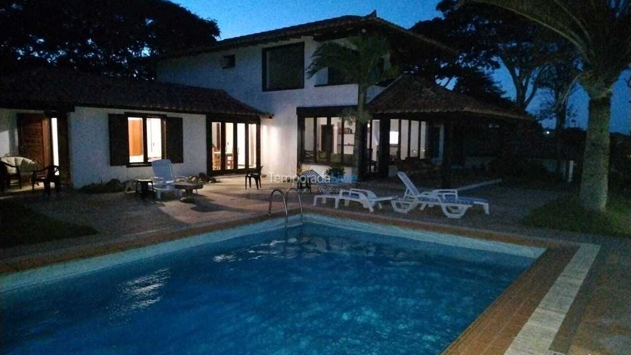 Casa para aluguel de temporada em Armação dos Búzios (Praia da Ferradura)