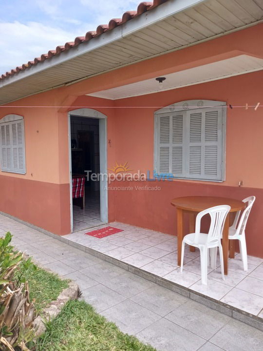 Casa para aluguel de temporada em Laguna (Farol de Santa Marta Prainha)