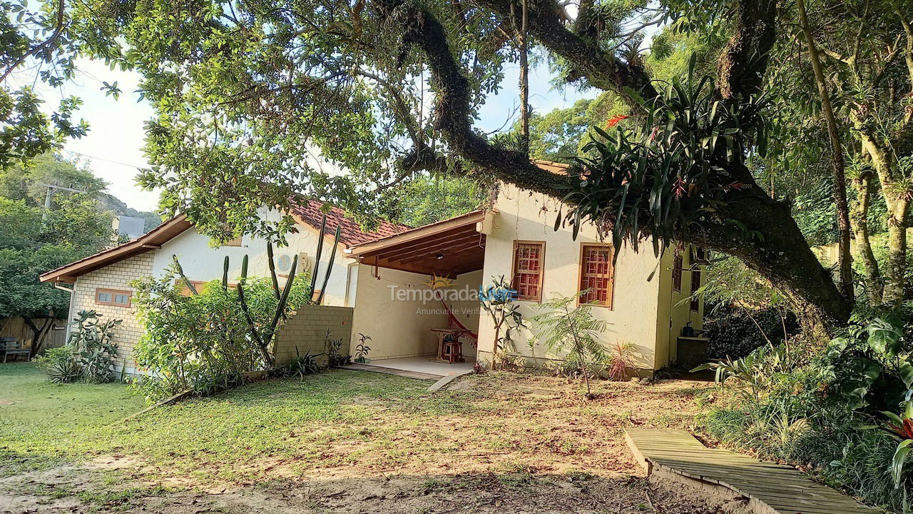 Casa para aluguel de temporada em Imbituba (Praia do Rosa)