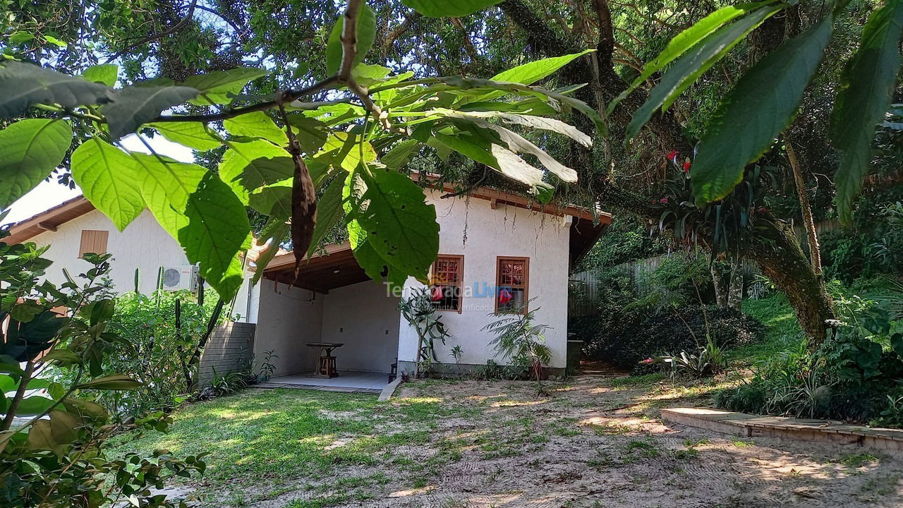 Casa para aluguel de temporada em Imbituba (Praia do Rosa)