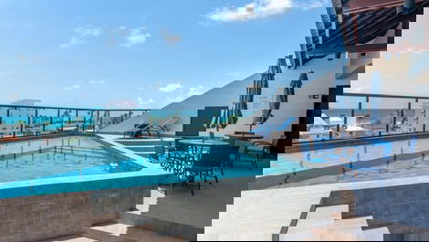 Área das piscinas com mesas e guarda-sóis 