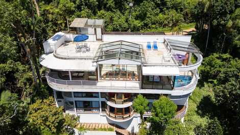 Exuberant house in the middle of the Atlantic forest with sea view