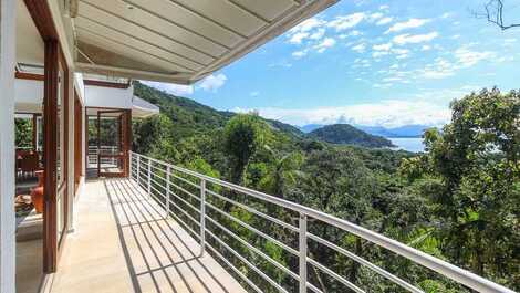 Exuberant house in the middle of the Atlantic forest with sea view