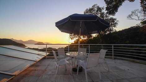 Exuberant house in the middle of the Atlantic forest with sea view