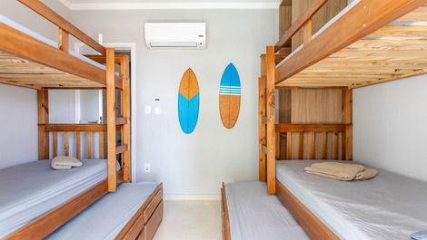 Quarto social com 2 beliche com cama auxiliar.