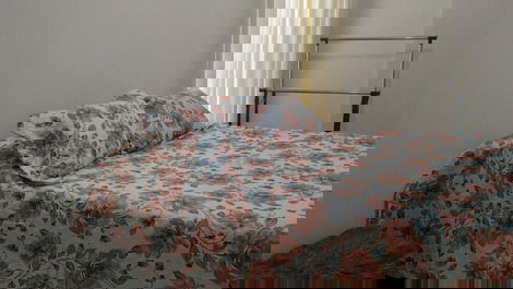 Possui 2 colchões de solteiro extras