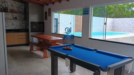 Casa com piscina e sala de jogos na praia do Zimbros