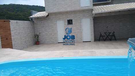 Casa com piscina e sala de jogos na praia do Zimbros