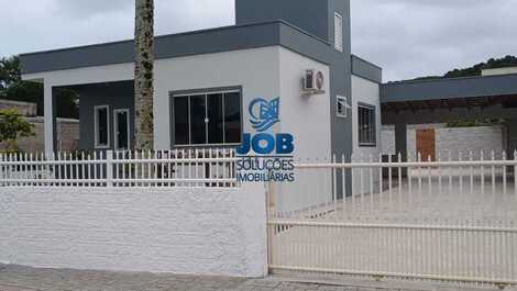 Casa com piscina e sala de jogos na praia do Zimbros